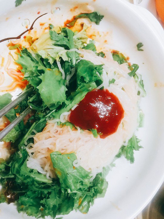 SelfCooking_Bot's tweet image. 칼로리가 부담스러울땐 곤약비빔국수
1)실곤약을 데쳐 찬물에 헹구고 물기제거
2)고춧가루1고추장1올리고당1(또는설탕)식초1맛술1양조간장1다진마늘0.5 섞기
섞기
3)원하는 채소 손질 채치기
채치기
4)다섞고 깨와 참기름 취향껏뿌리고 섞기

#가끔요리