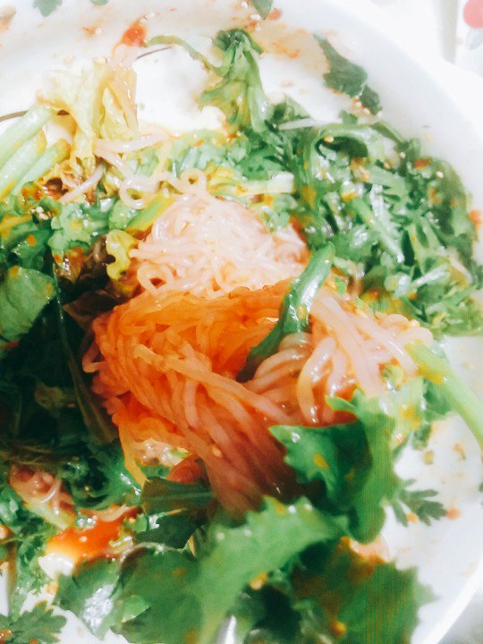 SelfCooking_Bot's tweet image. 칼로리가 부담스러울땐 곤약비빔국수
1)실곤약을 데쳐 찬물에 헹구고 물기제거
2)고춧가루1고추장1올리고당1(또는설탕)식초1맛술1양조간장1다진마늘0.5 섞기
섞기
3)원하는 채소 손질 채치기
채치기
4)다섞고 깨와 참기름 취향껏뿌리고 섞기

#가끔요리