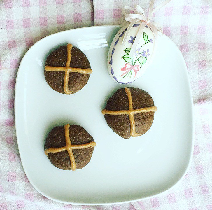 thedozybaker's tweet photo. Raw Cross Buns https://t.co/bIO1y0Z94u https://t.co/UQ87rzCG5L