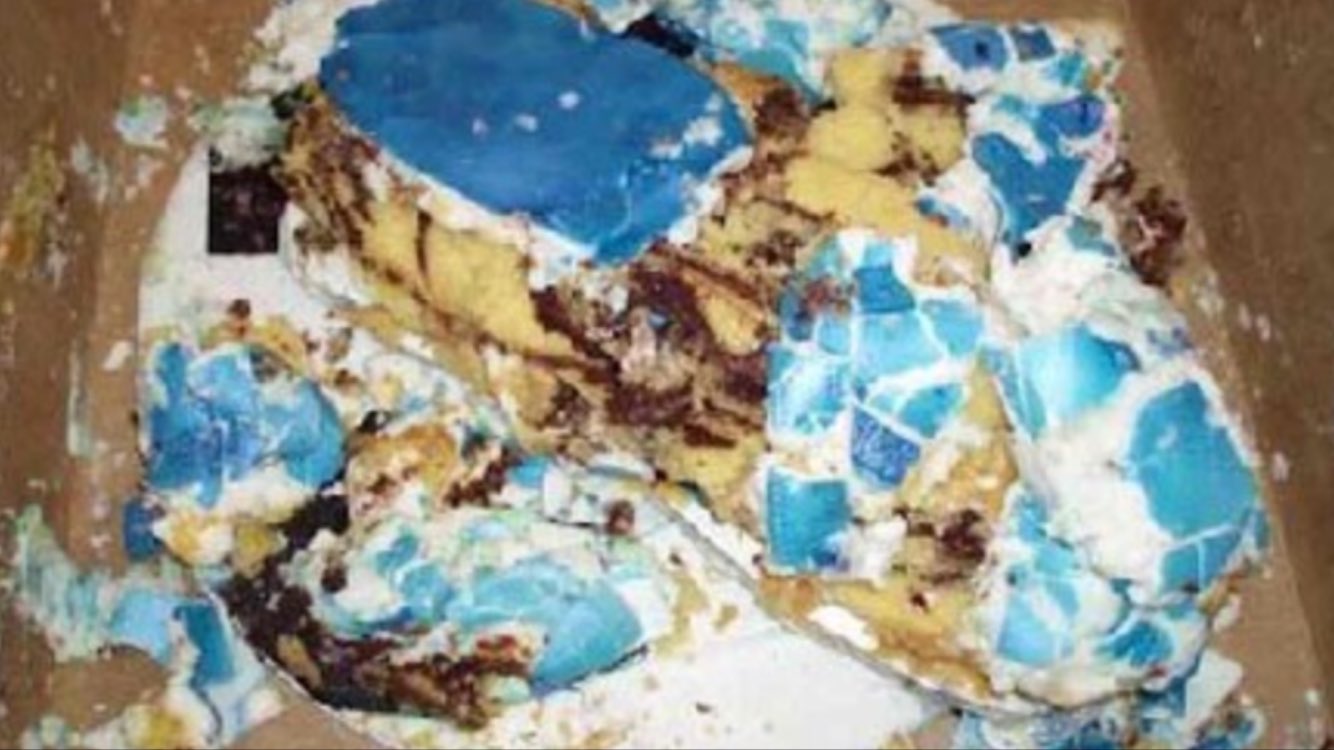 Happy Birthday to Claudio Bravo, 34 today.
What a shame for him that he dropped his cake . . . 