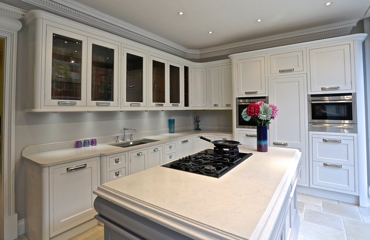 Waterford_Inter's tweet image. Another of our springlike past projects, a light and curvy beaded shaker with pulvinated island. #kitchendesign #madeinbritainhour #handmade