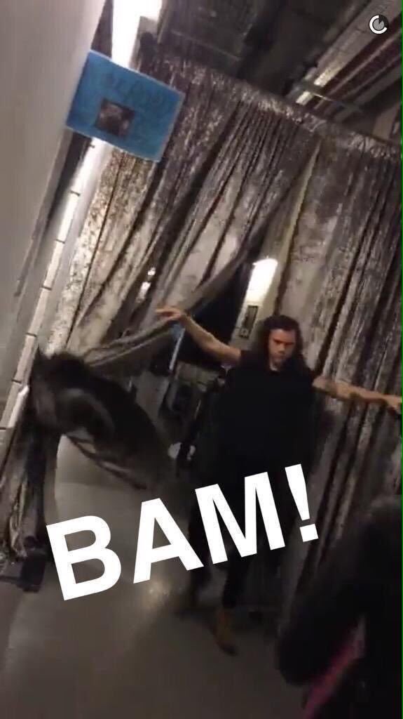 iMalikHisDick's tweet photo. HARRY POSTING THESE PICTURES OUT OF NOWHERE LIKE https://t.co/C3OyZUZhR3