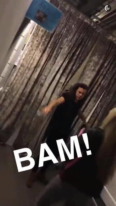 iMalikHisDick's tweet photo. HARRY POSTING THESE PICTURES OUT OF NOWHERE LIKE https://t.co/C3OyZUZhR3