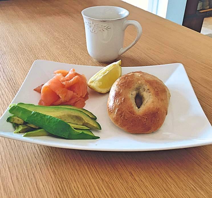 Easter Breakfast Bagels with Smoked Salmon and Avocado hamptoncookery.wordpress.com/2017/04/13/eas…