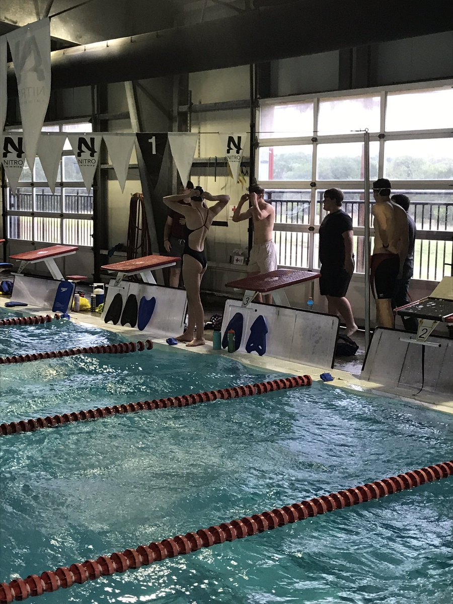 🏈 guys getting a little taste of a swimming 🏊🏼 workout! #1Rouse