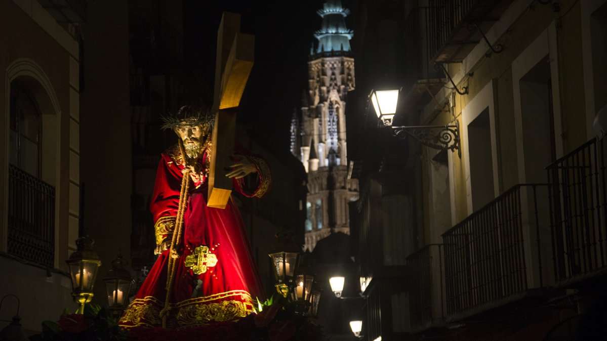 Enclmdiario's tweet photo. #Fotos #Videos Un tambor y canto del "Miserere" acompañan al Cristo Redentor en la #SemanaSanta #Toledo - ENCLM https://t.co/vhazFfbhxA https://t.co/Fw2QCZtqv4