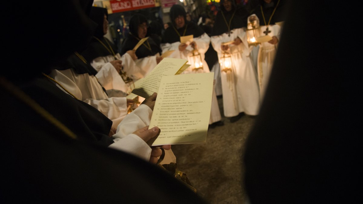 Enclmdiario's tweet photo. #Fotos #Videos Un tambor y canto del "Miserere" acompañan al Cristo Redentor en la #SemanaSanta #Toledo - ENCLM https://t.co/vhazFfbhxA https://t.co/Fw2QCZtqv4