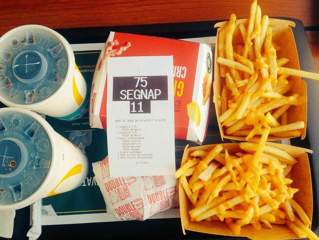 Giadinskyn's tweet photo. Buongiorno salsa al #Ceddar 😍 @McDonalds 😂 viva la dieta 🙈 https://t.co/dPPuRH391v