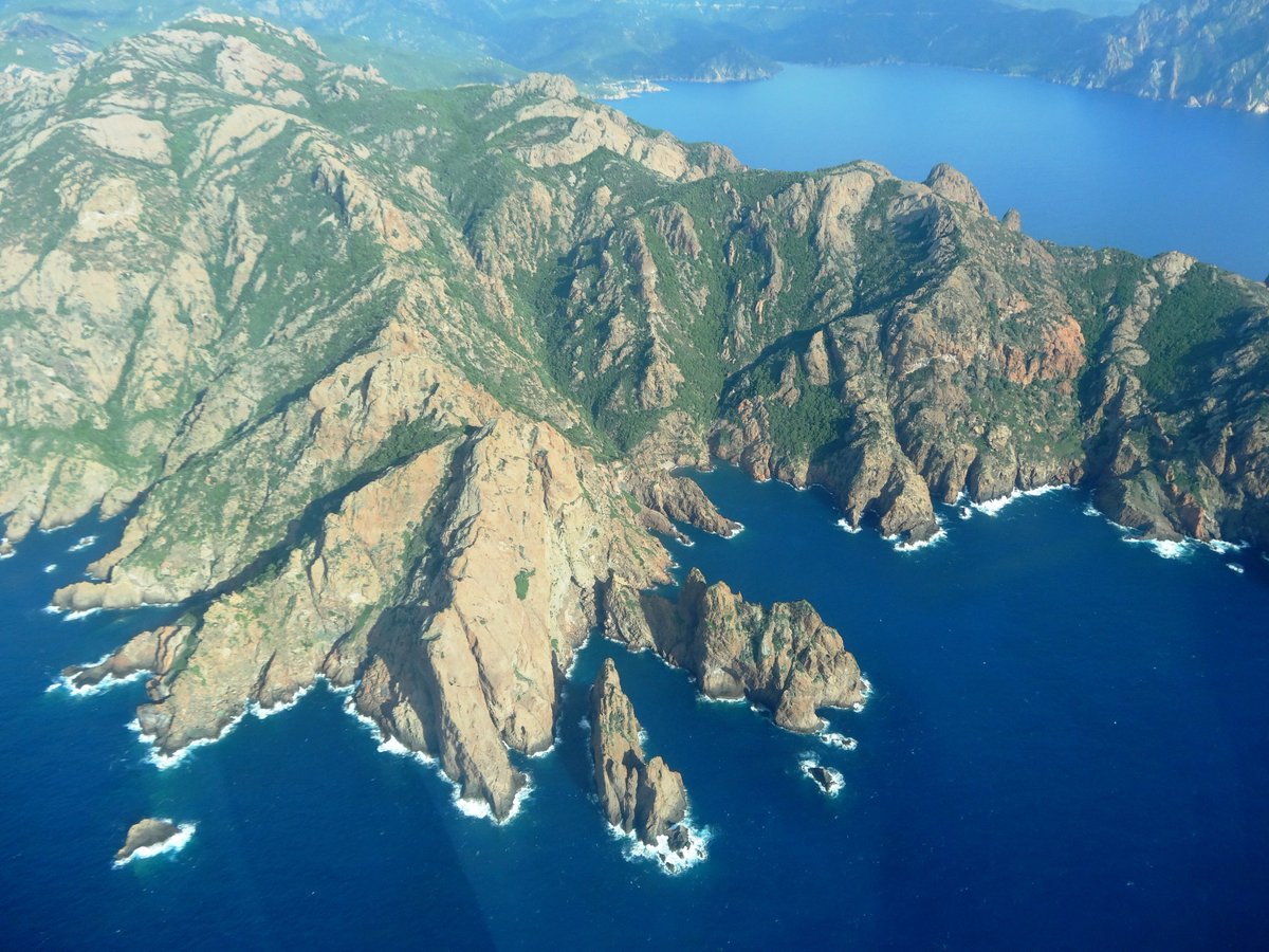 Blue_Parallel's tweet image. A majestic spot... bit.ly/2kXpPmW
#luxurytravel #blueparallel #destination #easter #tbt #thursday #bucketlist #france #corsica