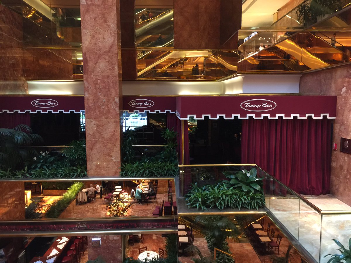 Himes412's tweet photo. #TrumpTower #SecretService #VeryProtected #TrumpBar https://t.co/ouso8D54I8