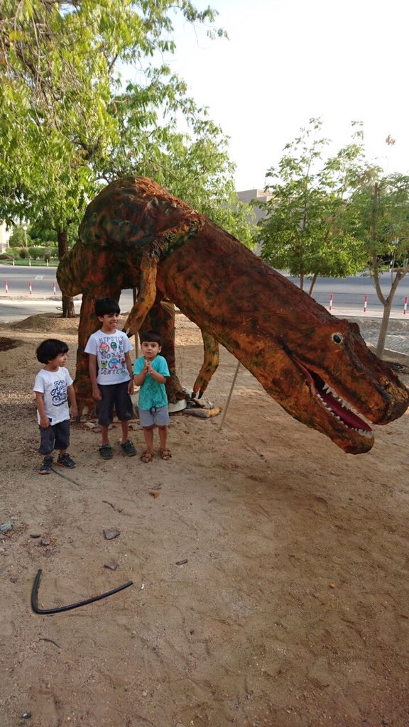 وَبَعْضَ الْعُلَماءُ يَقولونَ نَزَلَتْ الثّلوج وَماتَتْ مِنَ الجُوعِ. 
#أقلام_صغيرة