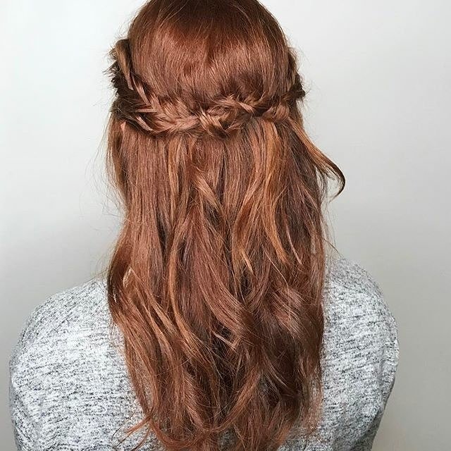 Natural texture, with an elegant braid by Stylist Olivia
#manetainatstylehousesalon #discoveryourbeautiful #hairbyop