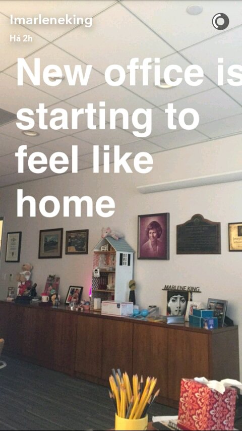 BRcrazymona's tweet photo. Foco na casa de boneca no escritório da @imarleneking ai que lindo cara ♡ https://t.co/C3QHGBTRGa