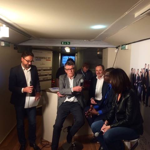 Francetele's tweet photo. 🚄 #LeTrain2017 à #Reims
Débat "La presse est-elle manipulée?" animé par @vinthol en FB LIVE @France3CA ! 💬🇫🇷
► https://t.co/seJMA9lLiK https://t.co/pdvLvYC189