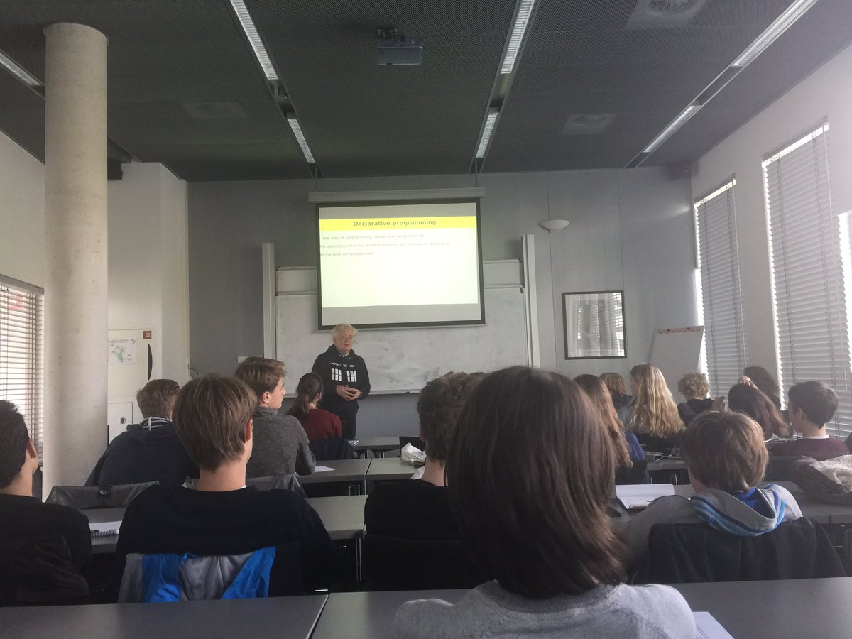 metiscoderclass's tweet image. We zijn nu bij het #CWI en @stevenpemberton vertelt over de toekomst van het programmeren en #DeclarativeProgramming