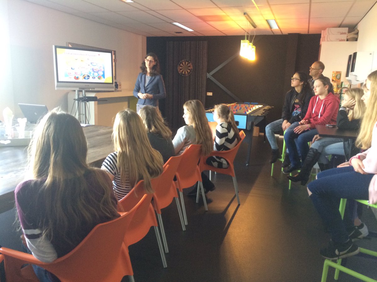 Kabelnoord's tweet photo. Het is vandaag #girlsday! Ruim 60 meiden van het @Lc_Kollum en @MavoDeSaad zijn bij ons en leren alles over internet. #glasvezel #codeqube https://t.co/QhQlqnxlw8