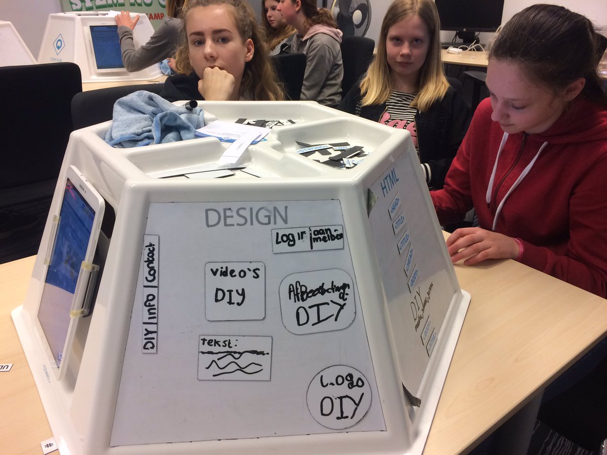 Kabelnoord's tweet photo. Het is vandaag #girlsday! Ruim 60 meiden van het @Lc_Kollum en @MavoDeSaad zijn bij ons en leren alles over internet. #glasvezel #codeqube https://t.co/QhQlqnxlw8