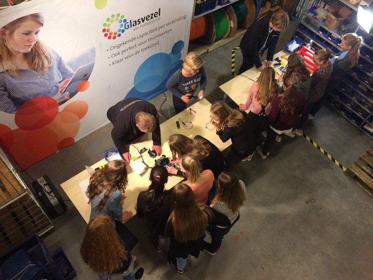 Kabelnoord's tweet photo. Het is vandaag #girlsday! Ruim 60 meiden van het @Lc_Kollum en @MavoDeSaad zijn bij ons en leren alles over internet. #glasvezel #codeqube https://t.co/QhQlqnxlw8