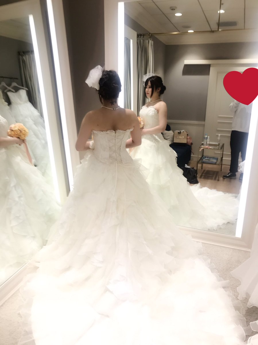 優華 No Twitter ウェディングドレスのフィッティングに行って参りました 全然痩せなかった とりあえず二の腕がデブ過ぎて死亡って感じ 二の腕に気を取られて顔にやる気がないですwww 4着試着させて頂いてやっぱりトレーンが一番長い子にしました 優華 No Twitter ウェディングドレスのフィッティングに行って参りました 全然痩せなかった とりあえず二の腕がデブ過ぎて死亡って感じ 二の腕に気を取られて顔にやる気がないですwww 4着試着させて頂いてやっぱりトレーンが一番長い子にしました