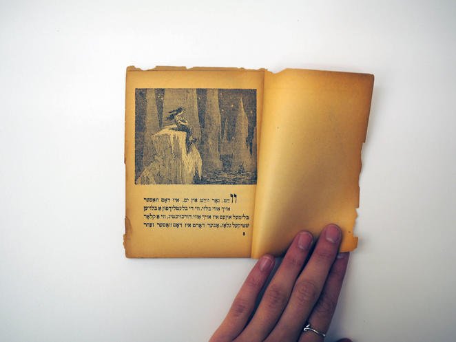YiddishStories's tweet photo. @spiritsongs7 @FolkloreThurs Check out rare Dos yam-meydele The Little Mermaid in #yiddish from the @YiddishBookCtr collection! #books #rarebooks #bookstagram https://t.co/Je2Xk4vHlt