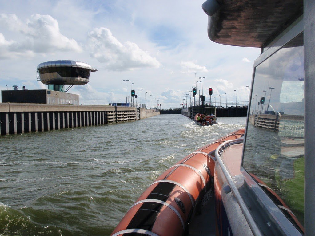KNRMEnkhuizen's tweet photo. Vandaag aandacht voor een bijzondere groep binnen de KNRM, onze vrijwillige sluismeesters https://t.co/fE2SPFftvP #Naviduct #Rijkswaterstaat https://t.co/l5VR9x59WS