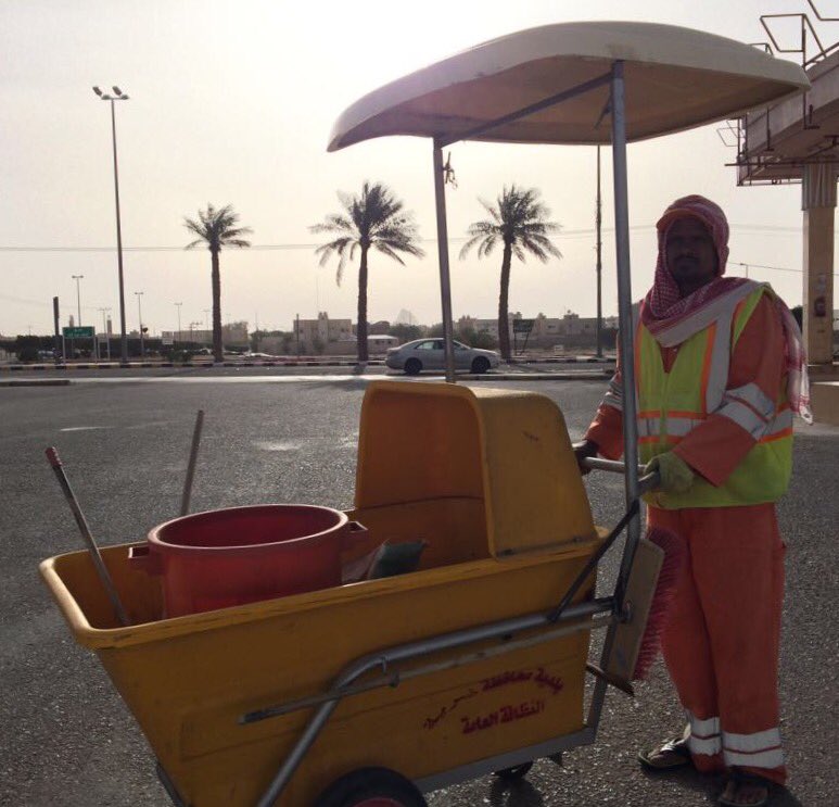 alghomiz's tweet photo. مررت اليوم بمحافظة ضرية بمنطقة القصيم
فوجدت رجل النظافة مميز وعربته المريحة  ذات المظلة الأنيقة...
حبذا لو عممت على المدن.
شكرًا بلدية ضرية💐 https://t.co/RcvCPk82Zn