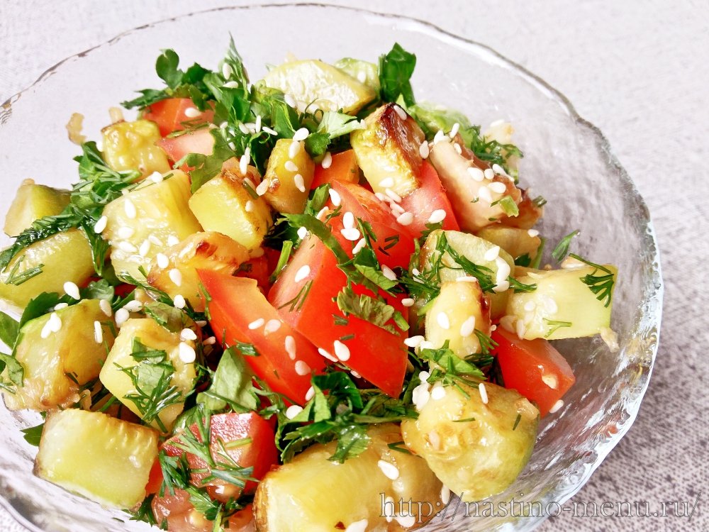 салат с цукини и помидорами. салат с помидорами и чесноком. салат с хрустящими кабачками. салат с жареными кабачками и помидорами. салат из жареных кабачков с помидорами и чесноком.