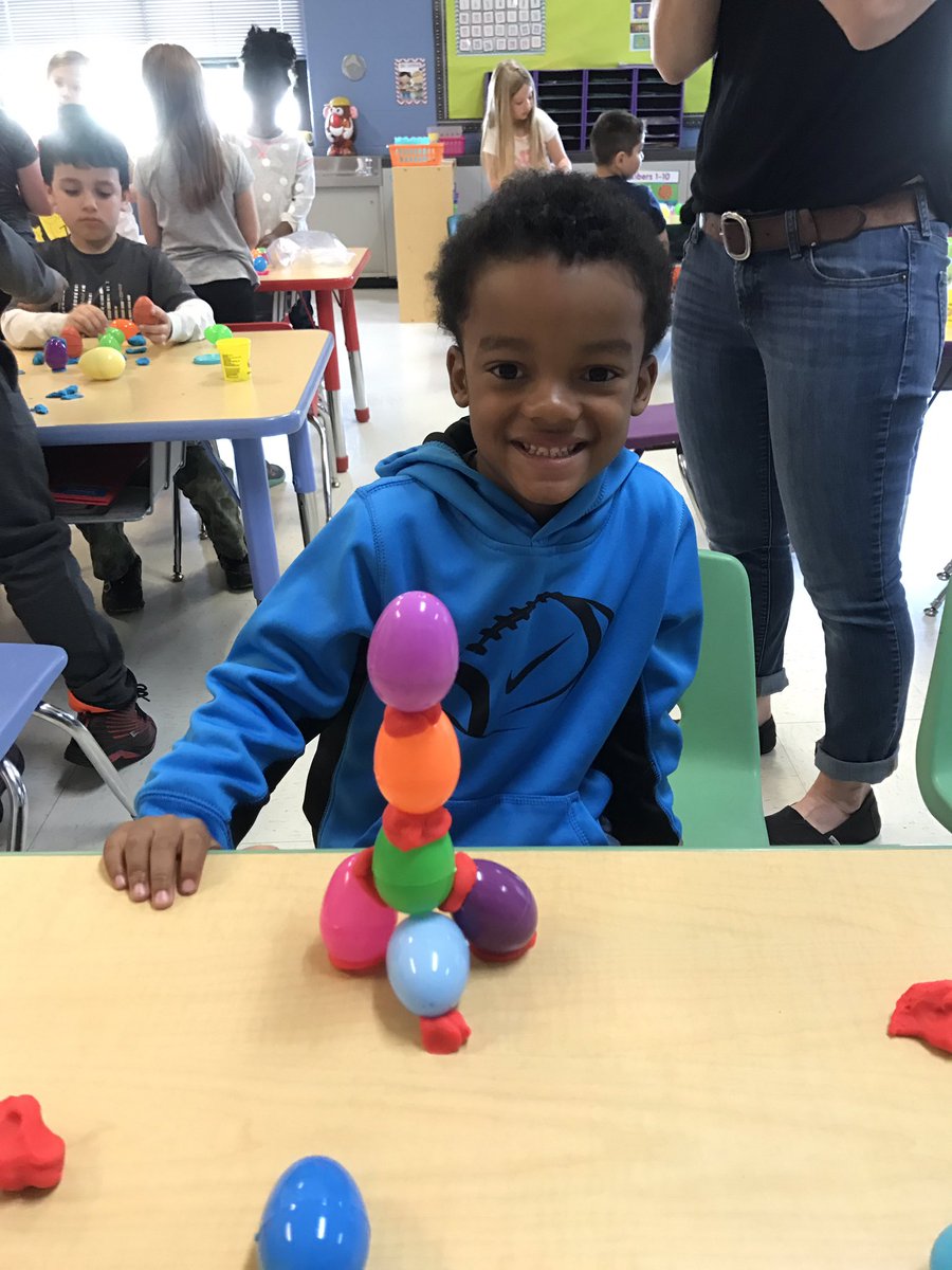 AshleyMarieWill's tweet photo. We did awesome on our egg challenge! #kgstem #hpsdtigers @kellymartinstl https://t.co/x8Gee40ZrE