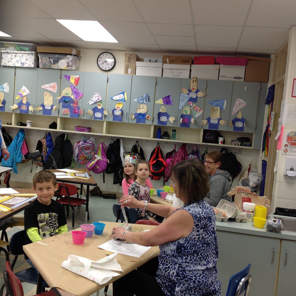 franzenjm's tweet photo. What fun we had coloring eggs! #2020howardwinn https://t.co/ZQUBl0JHCP