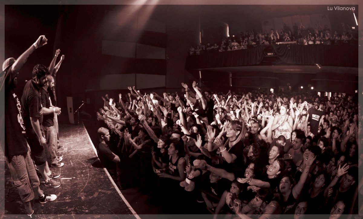 DE GIRA: DE LA GRAN PIÑATA EN LA PLATA por <a href="/albordeOK/">Al Borde del Tiempo</a> . Nota completa: albordedeltiempo.com.ar/wp/2017/04/11/… - #DLGPenLaPlata