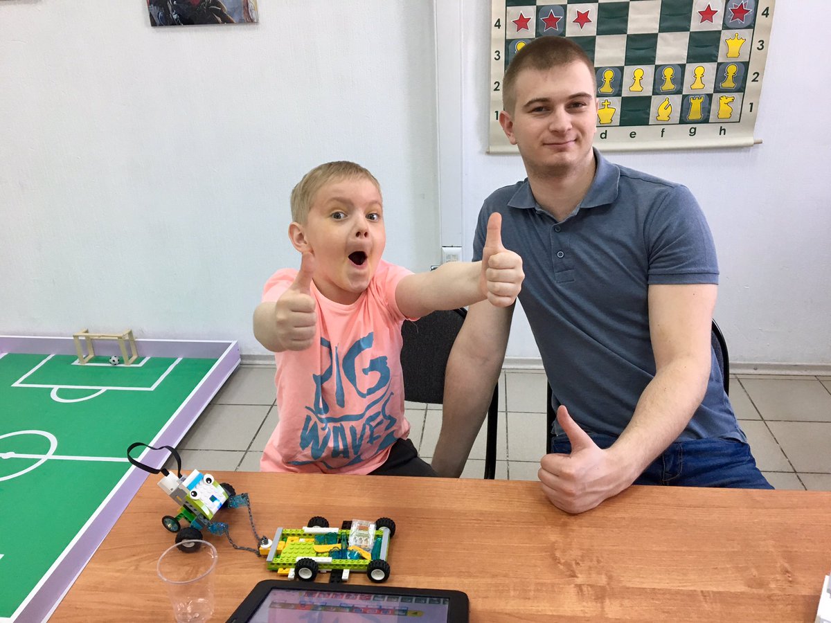 smartlab24's tweet photo. 🤖⚙️ Собираем, программируем, развиваемся💪😊 #smartlab #смартлаб #робототехника #SL #СЛ #Красноярск #крск #krsk #длядетей #робот #дети #SmLab https://t.co/qFnMntPbtz