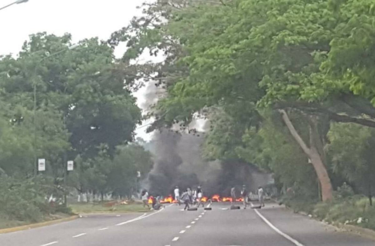 ElNacionalWeb's tweet photo. Sordomudo quedó parapléjico tras recibir disparo durante protesta  https://t.co/F4lpE0NuBh  https://t.co/UqUxxZAsQ8