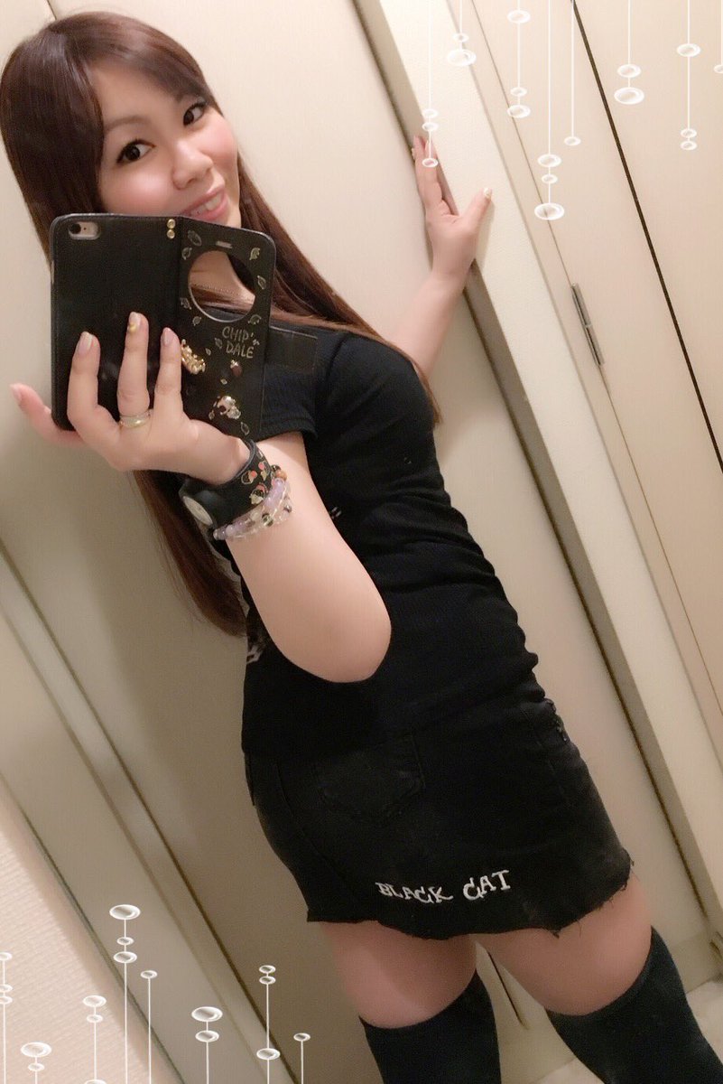 みぃ Mee V Twitter 今日の私服 Black Cat Blackcat 0801 のデニムスカートで 春のモノトーンコーデ デニムスカート 実は中は同じ生地のショーパンがついてるスカパンなので 見えそうで見えない絶妙なバランスの丈で 可愛くもセクシーにも着れてお気に入り
