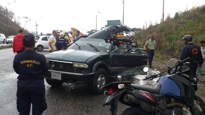 bomberuc's tweet photo. 13/04/2017 10:35AM Comisión @bomberuc atiende hecho vial con lesionados, variante Bárbula-San Diego, km 014, municipio #Naguanagua https://t.co/3OMPr6qj97