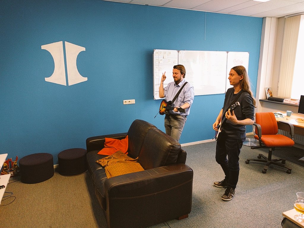 TheCodeCrewNL's tweet image. Broodnodige ontspanning na een dag hard werken met onze vrienden van @Tijdlab1 #guitarhero