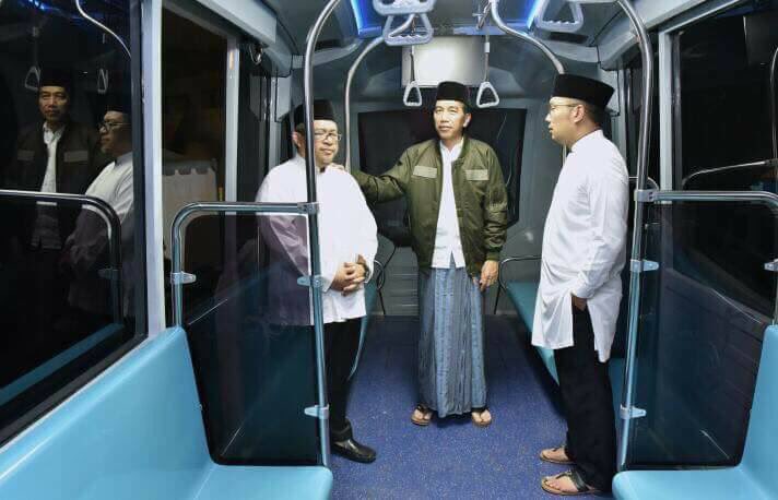 ridwankamil's tweet photo. Mengetes interior LRT metro kapsul untuk Bandung, Futuristik namun penumpangnya Indonesiawi. https://t.co/C0yDCyXlmf