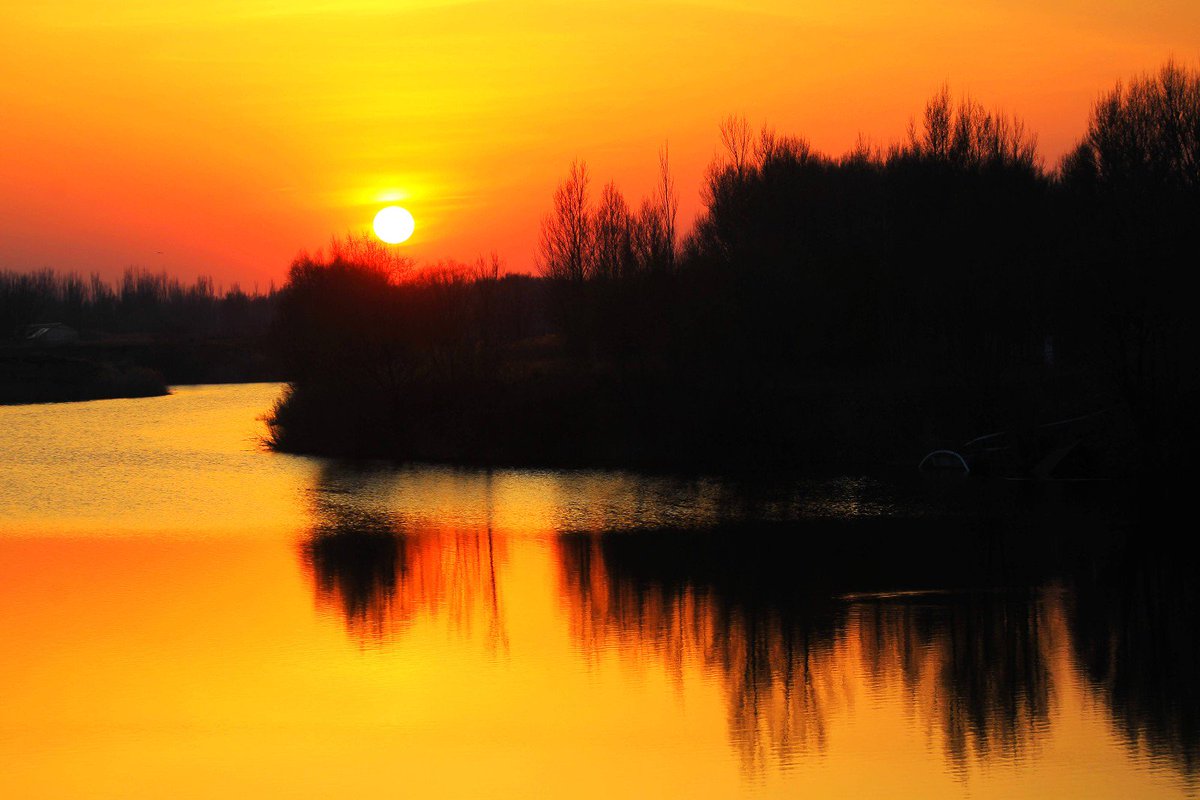 IMDChina's tweet photo. In the spring of the Engebei.恩格贝地处库布齐沙漠中段、内蒙古达拉特旗乌兰乡境内。恩格贝是蒙古语，意为平安、吉祥。几十年来，恩格贝的沙漠化治理成果，向人们展示了从一片荒芜到今天保护环境、治理沙漠、发展沙产业带动旅游业的繁荣景象。 （ 通拉嘎 摄） https://t.co/MXjgbYOcTF