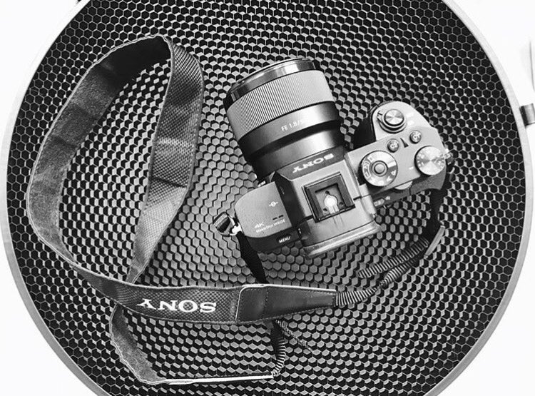 artwalkerstyle's tweet photo. Ich bin jemand der gerne ohne viel #Equipment fotografiert. Aber kann man jemals genug Equipment haben? 😅 #Sony #Alpha #Canon #Sigma #Tamron https://t.co/vLF6NEiuVs