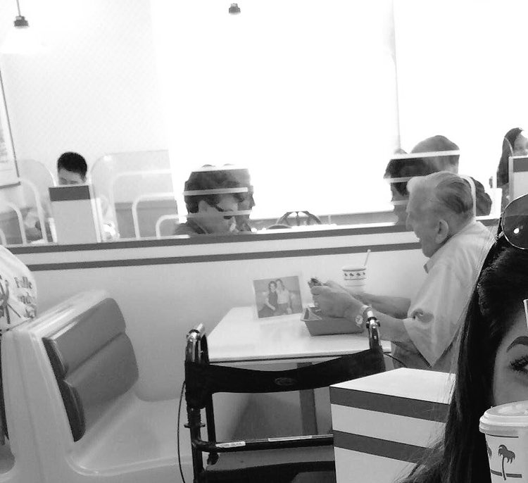 This warmed my heart and broke my heart at the same time... this man having lunch with a picture of his wife 💔😩