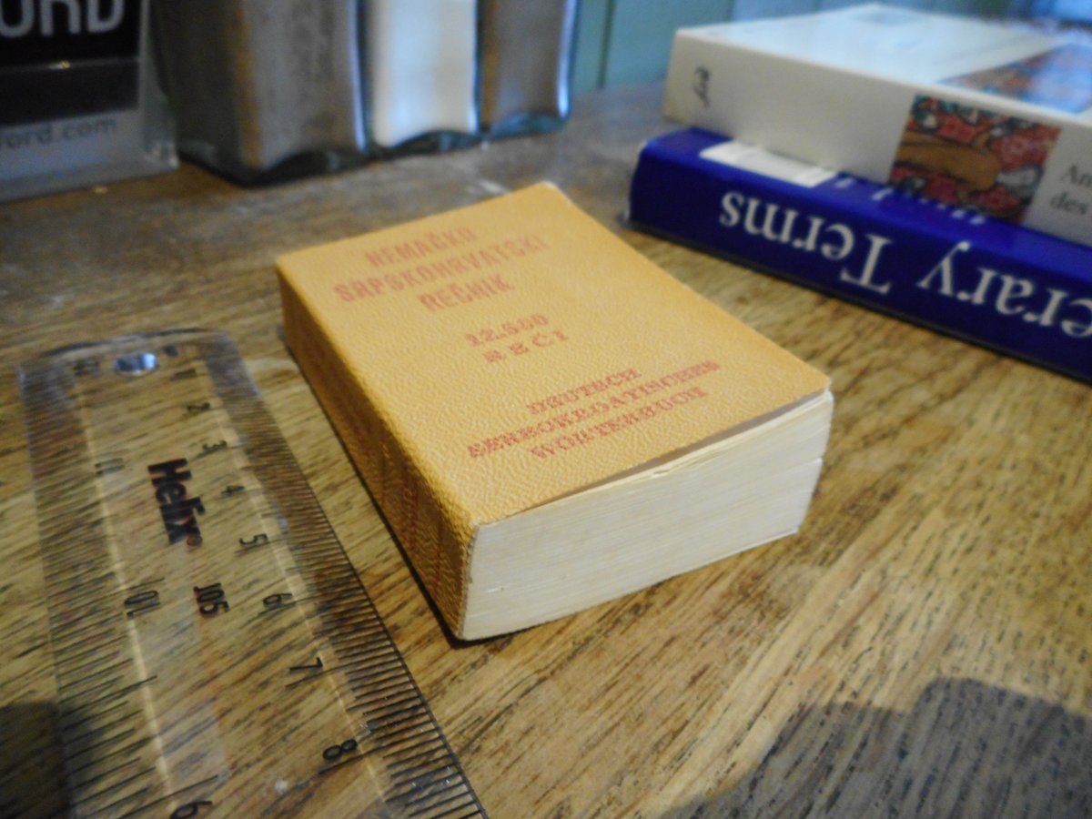 Another find, courtesy of @OxfamBooksOx: this tiny (7cm x 4cm x 1.5cm) German-to-Serbo-Croat phrasebook.