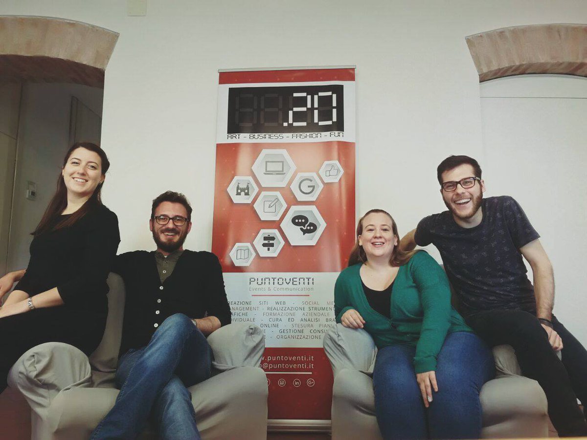 puntoventi's tweet photo. I #Fantastici4 e i set fotografici da foto di famiglia a Natale. Bentornato Marco! ❤️😍🔝 #Puntoventi #stayhappy #stayPuntoventi #lafamigghia https://t.co/327mBNPj7Y