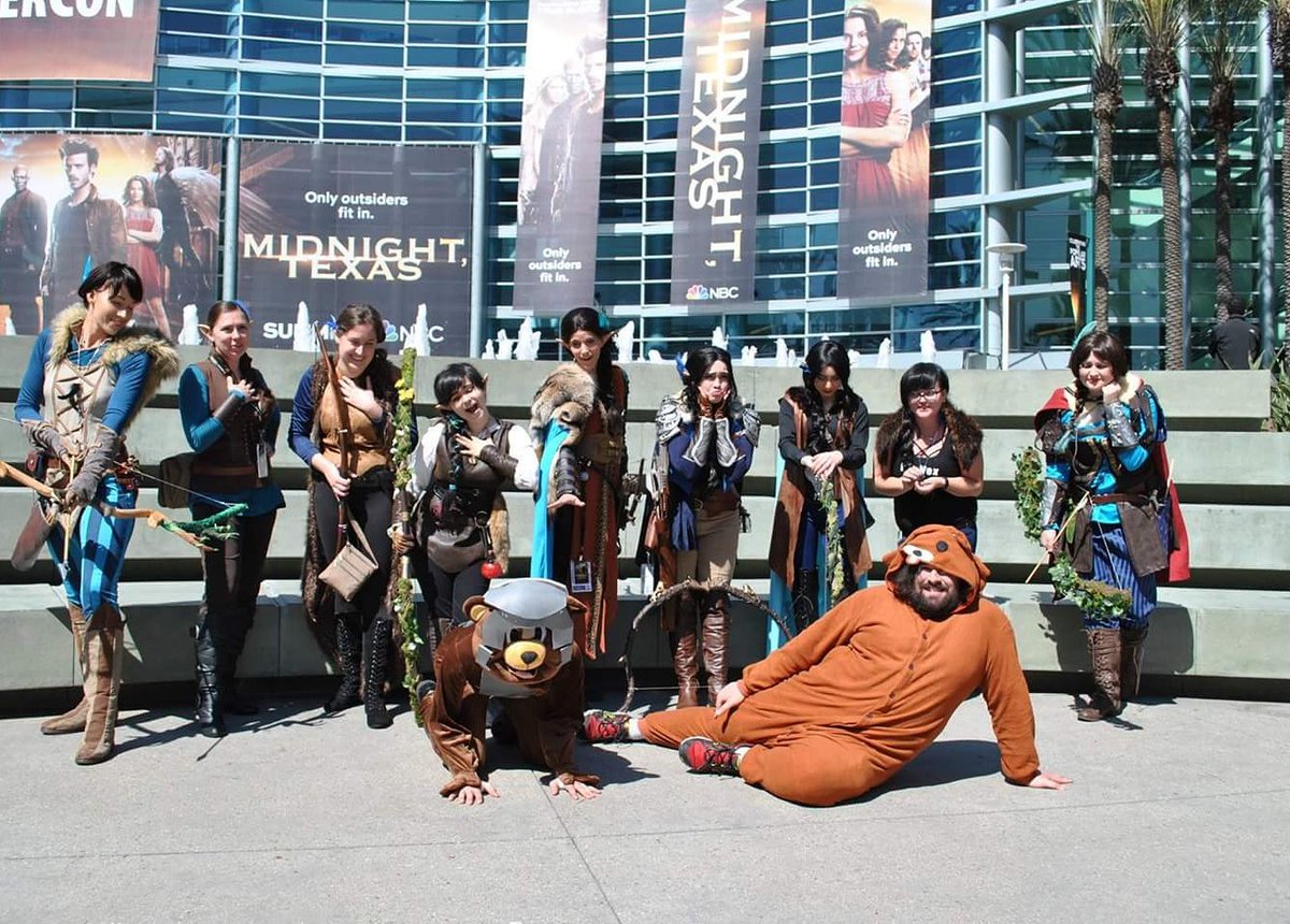 diadeverde87's tweet photo. #tbt to the #criticalrole meet up @WonderCon embracing my inner Trinket @matthewmercer @LauraBaileyVO @GeekandSundry https://t.co/RhALmcNVcw