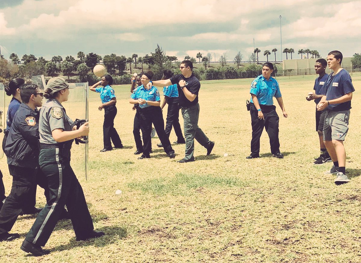 HollywoodFLPD's tweet photo. #PoliceExplorers #Post81 FTW 🙌🙌🙌 https://t.co/xjaIuZCj5Z