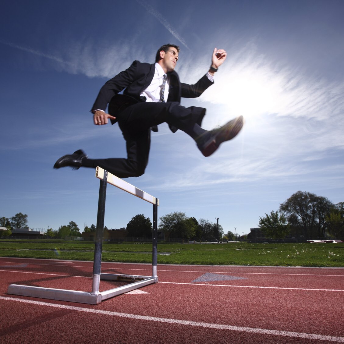 Веселая женщина. Человек на пробежке. Конкуренция в бизнесе. Здоровый образ жизни. И активный быстро всему.