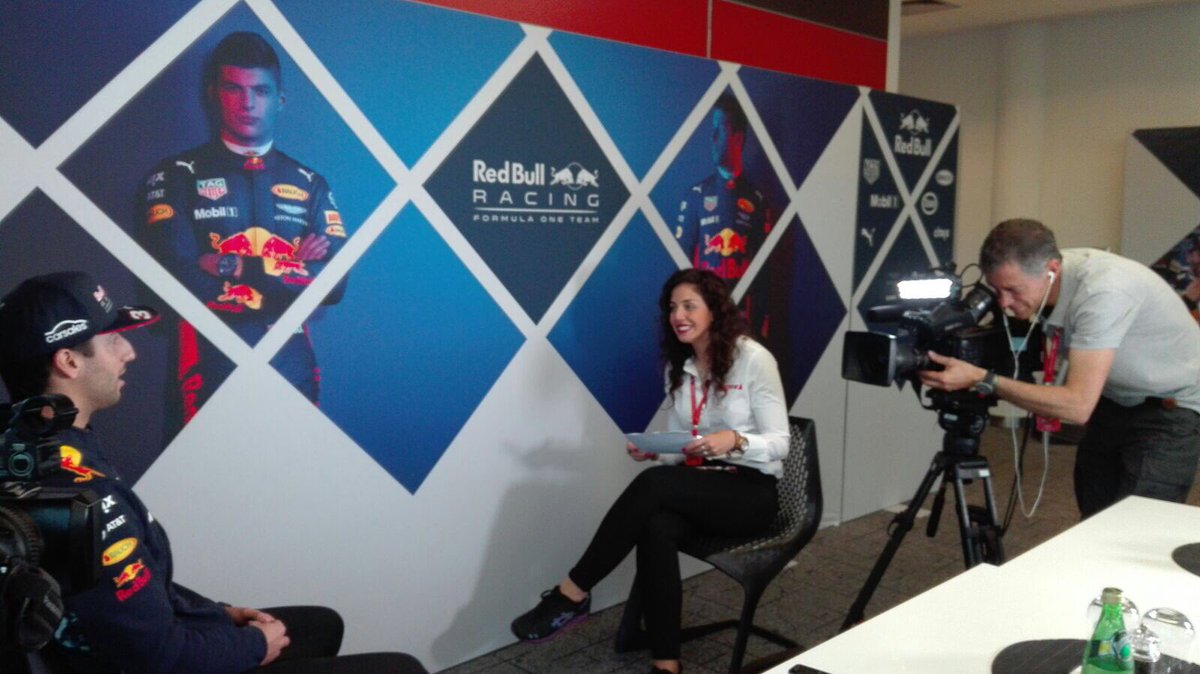 giselle_zm's tweet image. La víctima del #PassGame esta semana es @danielricciardo. La TIENEN que ver!! 😂🤣😂🤣