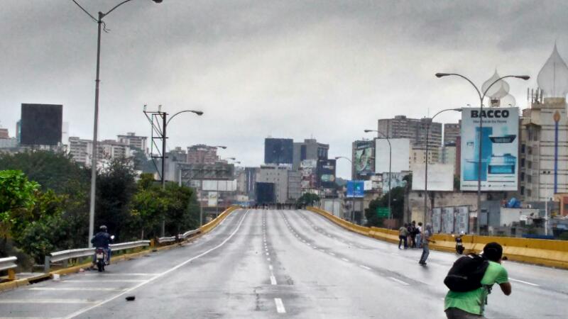EfectoCocuyo's tweet photo. #Ahora Inician enfrentamientos entre manifestantes y PNB en la autopista Francisco Fajardo #13Abril 2:22 pm https://t.co/a83adbUMW2