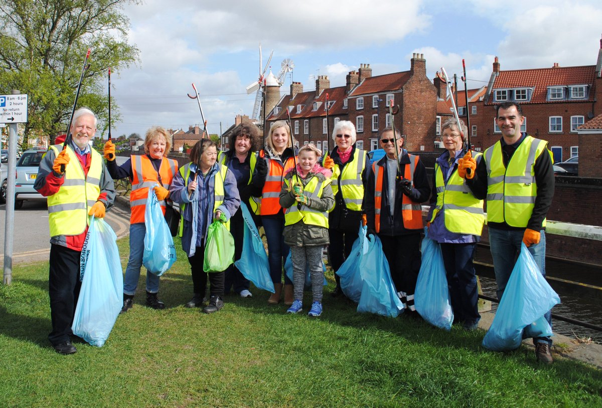 Bostonboro's tweet photo. #Boston's tenth annual big #BostonCleanUp has shown that the town is getting cleaner. Read all about it at https://t.co/NYjK0DR4or https://t.co/bGXMWAYgql
