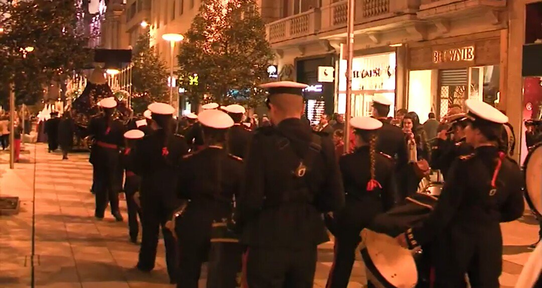 Un palio de plata y agua, 
poquito a poco se aleja, 
capricho de buen cofrade, 
Amargura en su trasera!
#SemanaSantaSantander
#CDeHispalis