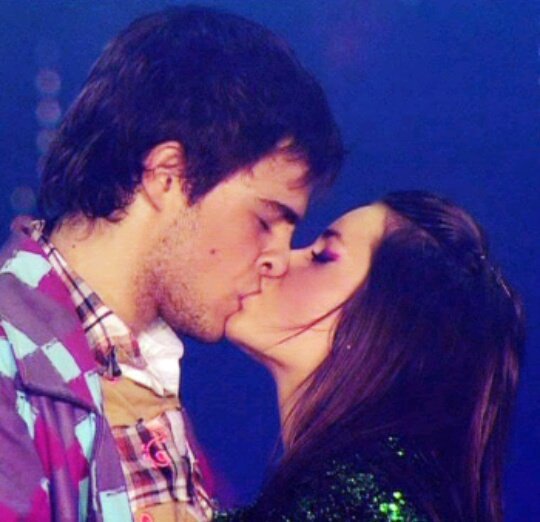 ResisteLyP's tweet photo. #DiaInternacionalDelBeso 💚 https://t.co/zVvgNmGGNO