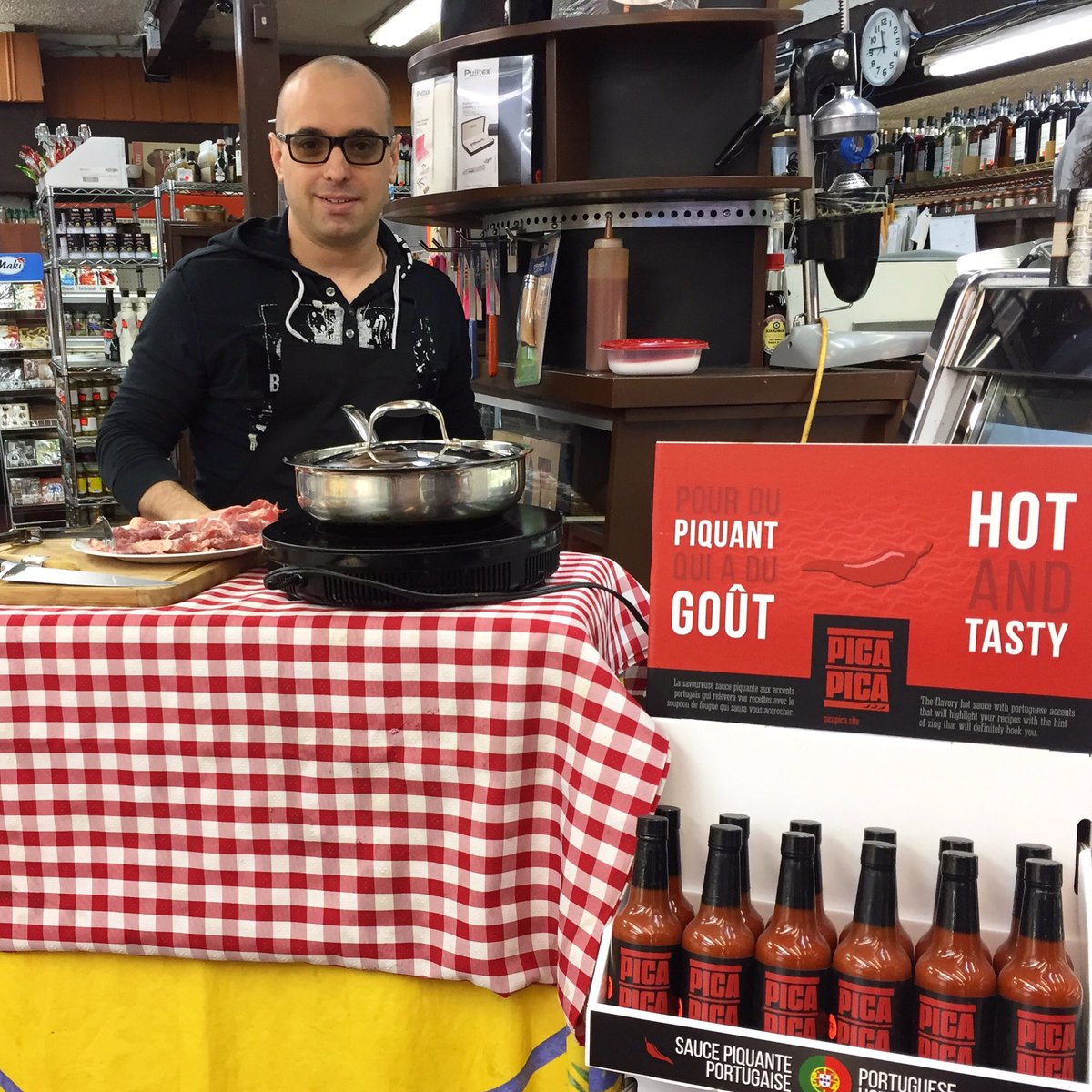 Tasting en direct! 
🔥Frank vous attend pour vous faire goûter la sauce piquante Pica Pica jusqu'à 18 hrs! 🔥 #mtlfood <a href="/StLaurentLaMain/">SDC BLVD SAINT-LAURENT | Montréal</a>